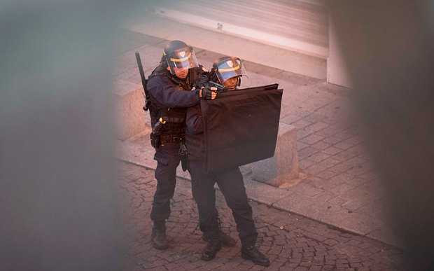 Cảnh sát dùng khiên tiếp cận hiện trường