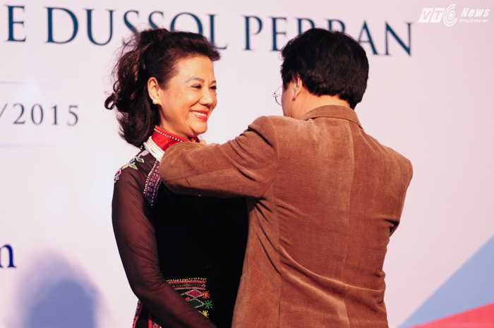 Bà Anoa nhận kỷ niệm chương từ Thứ trưởng Văn hóa - Thể thao - Du lịch Vương Duy Biên - Ảnh: Tùng Đinh