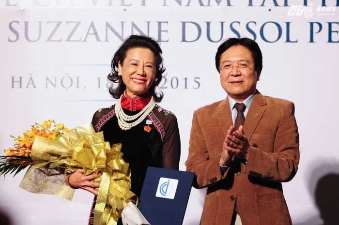 Ông Vương Duy Biên, thay mặt Bộ Văn hóa - Thể thao - Du lịch bổ nhiệm bà Anoa làm Đại sứ du lịch Việt Nam tại Pháp tối 18/11 - Ảnh: Tùng Đinh