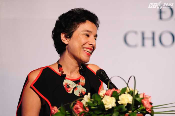 Bà Eva Nguyễn Bình, tham tán Văn hóa của Đại sứ quán Pháp tại Việt Nam phát biểu - Ảnh: Tùng Đinh