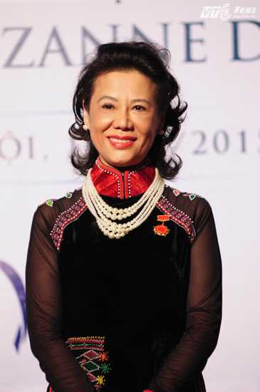 Bà Anoa rạng rỡ trong lễ bổ nhiệm vị trí mới - Ảnh: Tùng Đinh Bà Anoa rạng rỡ trong lễ bổ nhiệm vị trí mới - Ảnh: Tùng Đinh