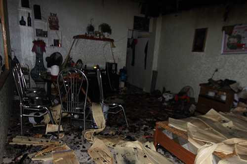 Đồ đạc trong nhà gần như bị thiêu rụi hoàn toàn Đồ đạc trong nhà gần như bị thiêu rụi hoàn toàn