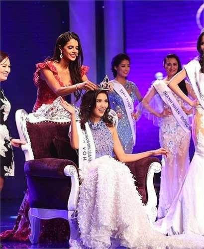 Trần Ngọc Lan Khuê đăng quang ngôi Hoa khôi Áo dài 2014. 