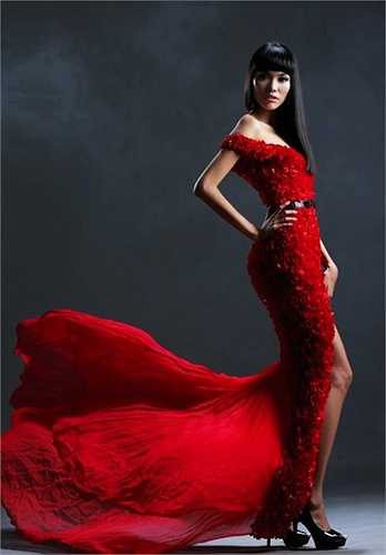 Dù không 'được mắt' khán giả nhà, Lan Khuê vẫn tỏ ra rất tự tin. Cô chia sẻ: 'Có nhiều người cho rằng khuôn mặt tôi góc cạnh không phù hợp với thi hoa hậu vì hoa hậu cần vẻ đẹp mong manh, trong sáng. Nhưng cuộc thi này lại cần người đẹp có cá tính, trí thức và có những hiểu biết về xã hội'. 