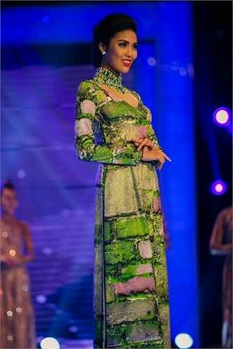 Có thể nói, Lan Khuê sở hữu vẻ đẹp quá 'Tây', không thực sự thuần Việt. 