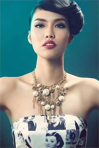 Các đường nét trên khuôn mặt Lan Khuê không thuần Việt. 