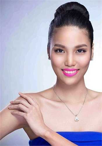 Sống mũi thẳng cùng gò má cao làm nên những đường nét sắc cạnh. 