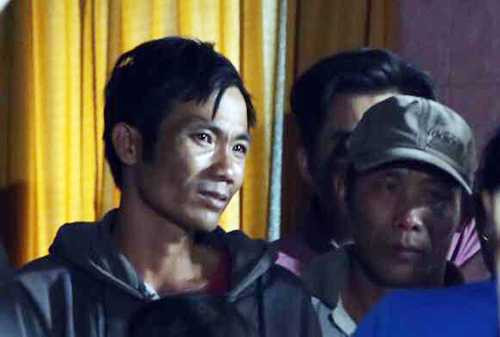 Người chồng đau đớn khi mất vợ và 2 con. Ảnh: Quốc Thắng