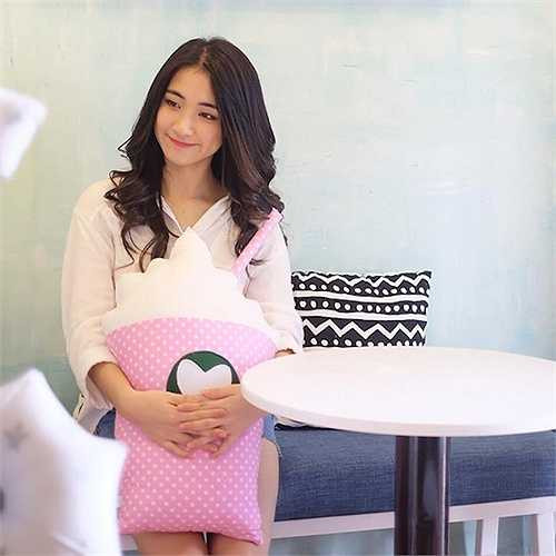 Mới đây, nữ ca sĩ 9X đã thay đổi hình tượng mới nữ tính, quyến rũ hơn với mái tóc dài. 