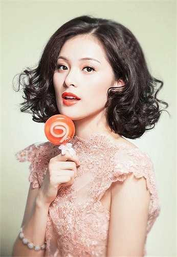 Nhan sắc 'bạn gái tin đồn' Quốc Cường được so sánh với các mỹ nhân Hoa ngữ nổi tiếng như Phạm Băng Băng, Dương Mịch, Tôn Lệ. Thậm chí, Hạ Vi còn được cư dân mạng mệnh danh là 'mỹ nữ vạn người mê' nhờ vẻ đẹp 'rất điện ảnh'. 