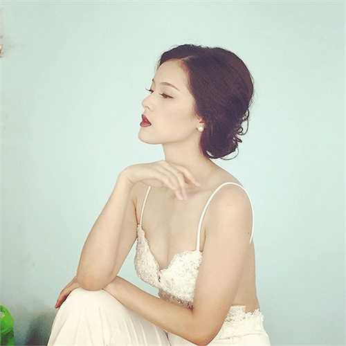 Vẻ đẹp 'không góc chết' của Hạ Vi giúp cô nhận được nhiều hợp đồng quảng cáo sản phẩm. 