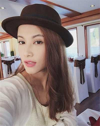 Emmy Nguyễn sở hữu gương mặt 'rất điện ảnh' cùng phong cách tiểu thư sành điệu. 