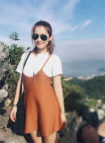 Qua thông tin và hình ảnh mà Emmy Nguyễn đăng tải trên Facebook, nhiều người cho rằng cô nàng vừa hoàn thành xong một vài cảnh quay tại Hạ Long cùng Angela Phương Trinh trong bộ phim 'Vệ sỹ, tiểu thư và thằng khờ'. 