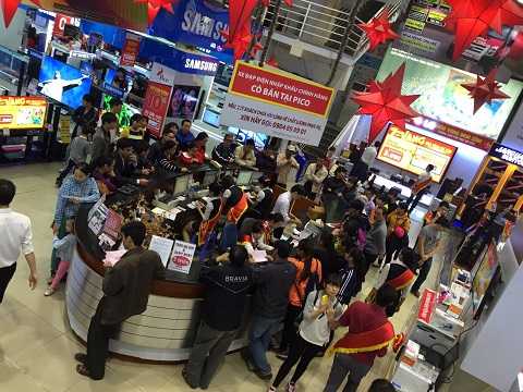 Quầy thu ngân chật kín từ lúc 9h sáng tại điểm vàng Pico 76 Nguyễn Trãi