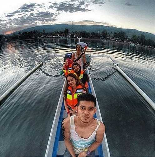 Những hình ảnh về các chuyến du lịch xa xỉ của các cậu ấm cô chiêu. 