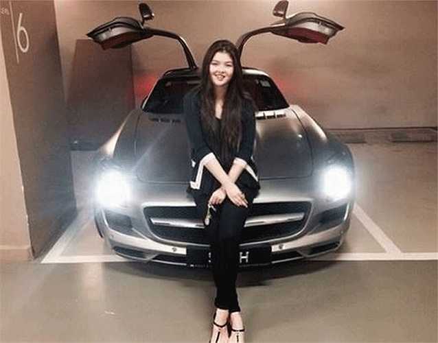 Đây là Georgina Scott - con gái duy nhất của 1 nhà kinh doanh khách sạn người Australia. Chiếc xe Mercedes SLS trị giá hơn 10 tỷ đồng này là quà cô được tặng nhân dịp sinh nhật. 