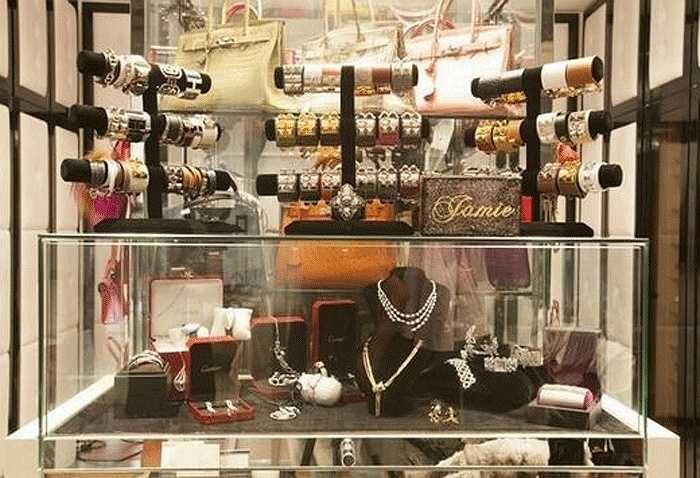 Trong tủ phụ kiện của cô không thiếu những món hàng xa xỉ như vòng đeo tay từ Chrome Hearts, Cartier hay kẹp tóc từ Alexandre de Paris. 