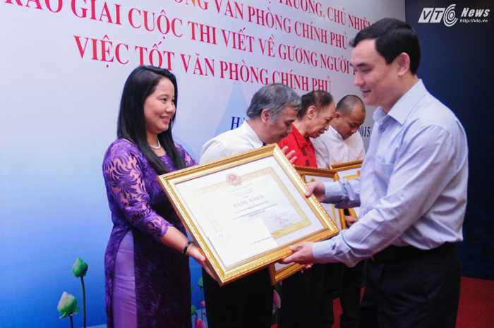 Bà Nguyễn Kha Thoa, Giám đốc Đài truyền hình kỹ thuật số VTC nhận bằng khen sáng 19/11 - Ảnh: Tùng Đinh