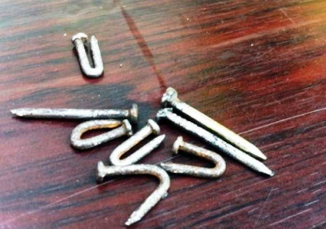 Nhiều đinh do đinh tặc rải trên đường được người dân phát hiện.