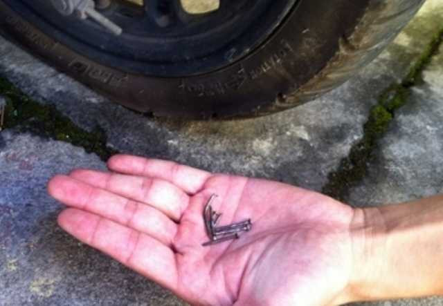 Một lốp xe mà dính đến 5 cái đinh. (Ảnh: Công Thành)