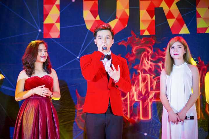 Dương Hoàng Yến đã trình diễn bản hit của cô được khán giả trẻ yêu thích là Let it go và song ca ca khúc Chiếc khăn Piêu với nam ca sĩ Hà Anh.