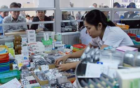 Giá thuốc tăng cao khiến người nghèo gặp khó khăn