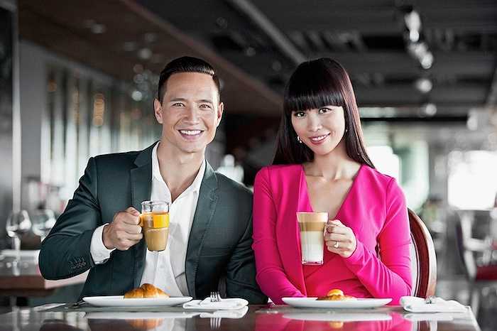 Kim Lý và Hà Anh vui vẻ trò chuyện.