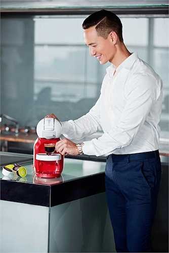 Trong khi đó, Kim Lý chọn cho mình bộ vest xanh lịch lãm đầy nam tính.