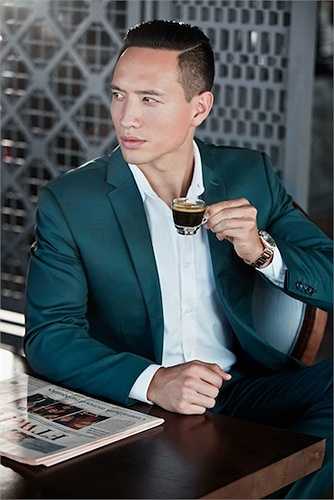 Buổi gặp gỡ của cặp đôi nam thanh – nữ tú diễn ra trên tầng cao của một tòa cao ốc. 