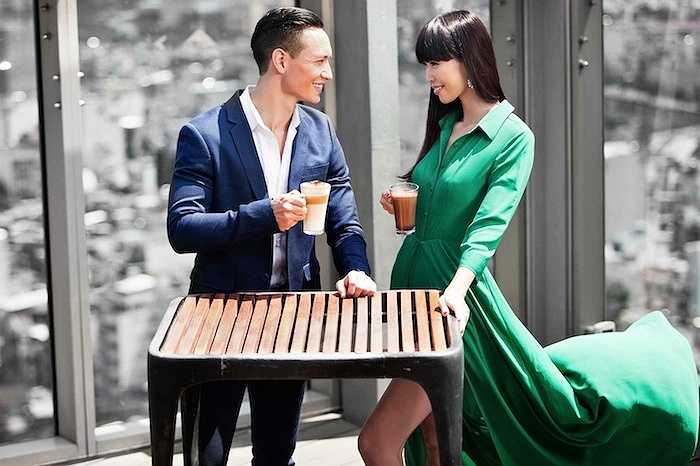 Cô chia sẻ: 'Tôi không khỏi ngạc nhiên về sự tinh tế và quyết đoán mà người đàn ông này mang lại.'