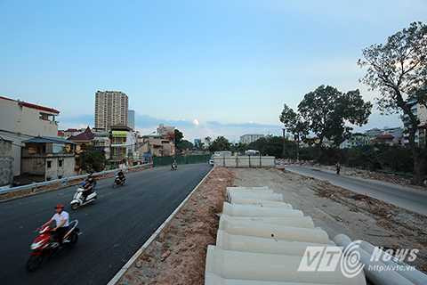 Theo đó, tại khu vực nút giao thông Bưởi-Hoàng Hoa Thám, các đơn vị chức năng sẽ rào chắn đường Bưởi hiện trạng đoạn trước ngõ 462; rào chắn lối rẽ từ Bưởi xuống Hoàng Quốc Việt và lối rẽ từ Lạc Long Quân xuống Hoàng Quốc Việt.