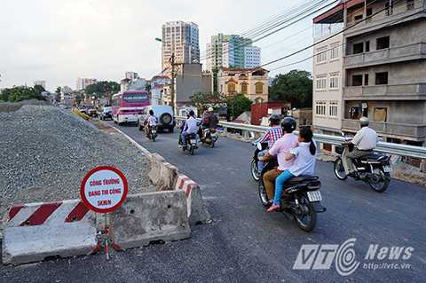 Các phương tiện (trừ xe tải, xe khách, xe buýt) từ nút giao Đội Cấn có nhu cầu đi Bưởi-Hoàng Hoa Thám đi theo hướng: đường Bưởi-đường gom trái (đoạn trước số nhà 462 đường Bưởi)-tuyến nhánh N5 của nút giao-nút giao thông Bưởi-Hoàng Hoa Thám.