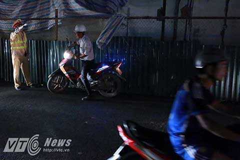 Thậm chí là đi ngược chiều, do tuyến đường này mới được mở, chưa có biển báo giao thông nên lực lượng CSGT chỉ nhắc nhở, hướng dẫn các phương tiện đi đúng theo tuyến đường quy đinh.