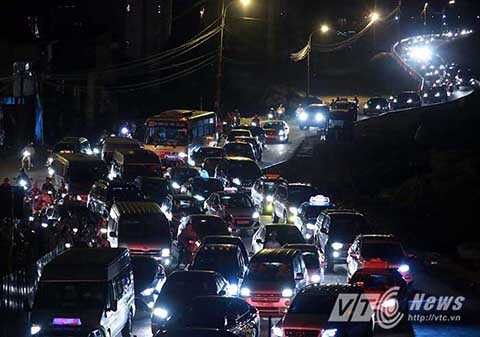Do lưu lượng phương tiện tham gia giao thông quá lớn nên ngay lập tức tuyến đường mới này đã rơi vào tình trạng ùn tắc giao thông.