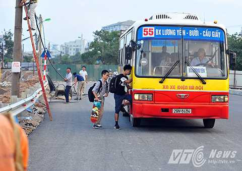 Xe tải, xe khách, xe buýt đi theo hướng Bưởi-Đội Cấn-Văn Cao-Thụy Khuê-Bưởi. Các phương tiện tại nút giao thông Bưởi-Hoàng Hoa Thám có nhu cầu đi Hoàng Quốc Việt đi theo hướng: Bưởi-tuyến đường nhánh N1 của nút giao-Võ Chí Công-quay đầu xe tại điểm mở dải phân cách giữa (từ nút giao đi theo hướng về Xuân La khoảng 600m)-Hoàng Quốc Việt.