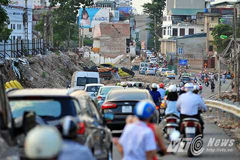 Đoạn từ nút giao ngõ 81 Lạc Long Quân đến Hoàng Quốc Việt, tổ chức giao thông 1 chiều cho các phương tiện đi từ nút Bưởi - Hoàng Quốc Việt đi Xuân La đi theo đường nhánh N3; Phương tiện từ đường Võ Chí Công ra đường Hoàng Quốc Việt đi theo tuyến đường nhánh N2.