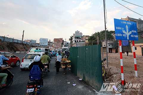 Nhằm giảm mật độ phương tiện giao thông qua nút giao thông Bưởi, Sở GTVT Hà Nội bổ sung biển chỉ dẫn khu vực nút giao Lạc Long Quân – Xuân La để chỉ dẫn cho các phương tiện từ Lạc Long Quân về Hoàng Quốc Việt theo hướng Xuân La – Võ Chí Công – Hoàng Quốc Việt và khu vực nút giao Đội Cấn – Bưởi theo hướng Đội Cấn – bờ phải sông Tô Lịch – Hoàng Quốc Việt.