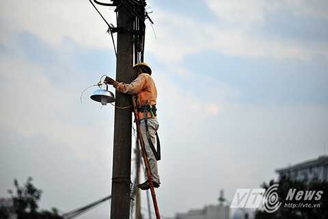 Trên trục đường mới thông xe, đơn vị thi công đang gấp rút lắp đặt hệ thống chiếu sáng nhằm đảm bảo an toàn giao thông cho các phương tiện lưu thông qua đây vào buổi tối.