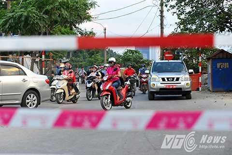 Do việc rào chắn đường Bưởi mới chỉ được thực hiện trong 1,2 ngày đầu nên nhiều người dân tỏ ra khá ngạc nhiên khi tuyến đường quen thuộc hàng ngày bị thay đổi.