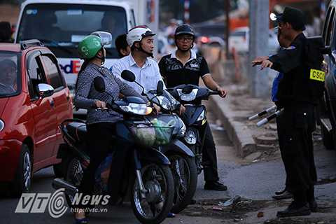 Lực lượng chức năng làm nhiệm vụ tại các chốt, điểm rẽ để phân luồng giao thông và hướng dẫn cho người dân đi theo lộ trình.
