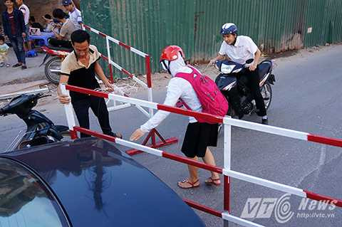 Tuy nhiên một số người dân thiếu ý thức vẫn cố ý chui qua rào chắn của công trình để đi.