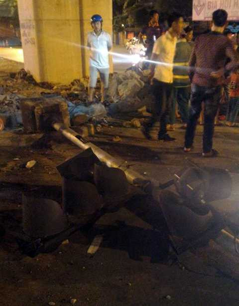 Cột đèn giao thông bị húc đổ Cột đèn giao thông bị húc đổ