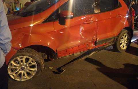 Chiếc xe Ford bị hư hỏng nhiều chỗ Chiếc xe Ford bị hư hỏng nhiều chỗ