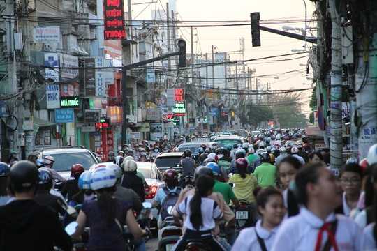 Dòng xe máy nhích từng tí trong khi ô tô đứng chết dí trên đường Cách Mạng Tháng Tám