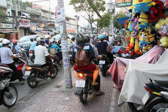 Nhiều người phải cho xe leo lên lề đường để lưu thông khiến các vỉa hè cũng không còn chỗ hở