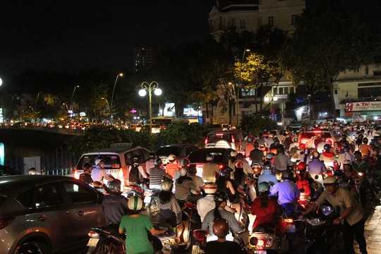 Trong khi đó, giao lộ Rạch Bùng Binh - Hoàng Sa, giao thông cũng tê liệt