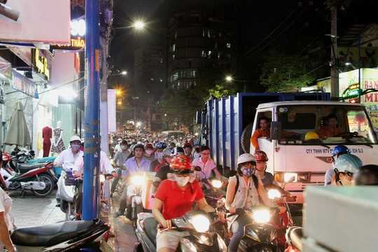 Hàng ngàn người dân Sài Gòn 'vật vã' thoát đám tắc đường
