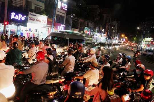 Chung số phận là trên đường Trần Quốc Thảo, hướng về đường Hoàng Sa cũng trong tình trạng kẹt xe nghiêm trọng