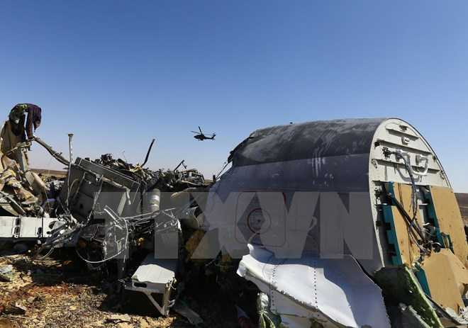 Mảnh vỡ máy bay Nga A321 tại hiện trường vụ rơi máy bay ở khu vực Hassana, thành phố Arish, bắc Ai Cập - Ảnh: TTXVN