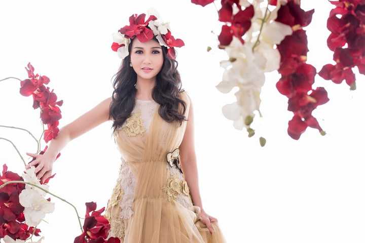 Diện những thiết kế dạ hội yêu kiều mà lộng lẫy với thiết kế độc đáo gắn ren hoa hồng, hoa hậu quý bà châu Á tại Mỹ Sương Đặng đẹp tựa nữ thần trong bộ hình mới. 